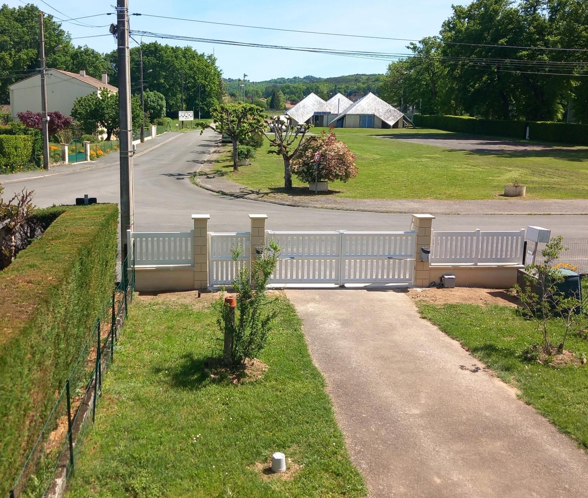 Lumineux, Bien Situe Et Tres Calme + Parking Prive Apartment Le Bugue Exterior photo
